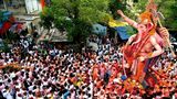 Massen an Hindu-Gläubigen laufen mit dem Gott Ganesha