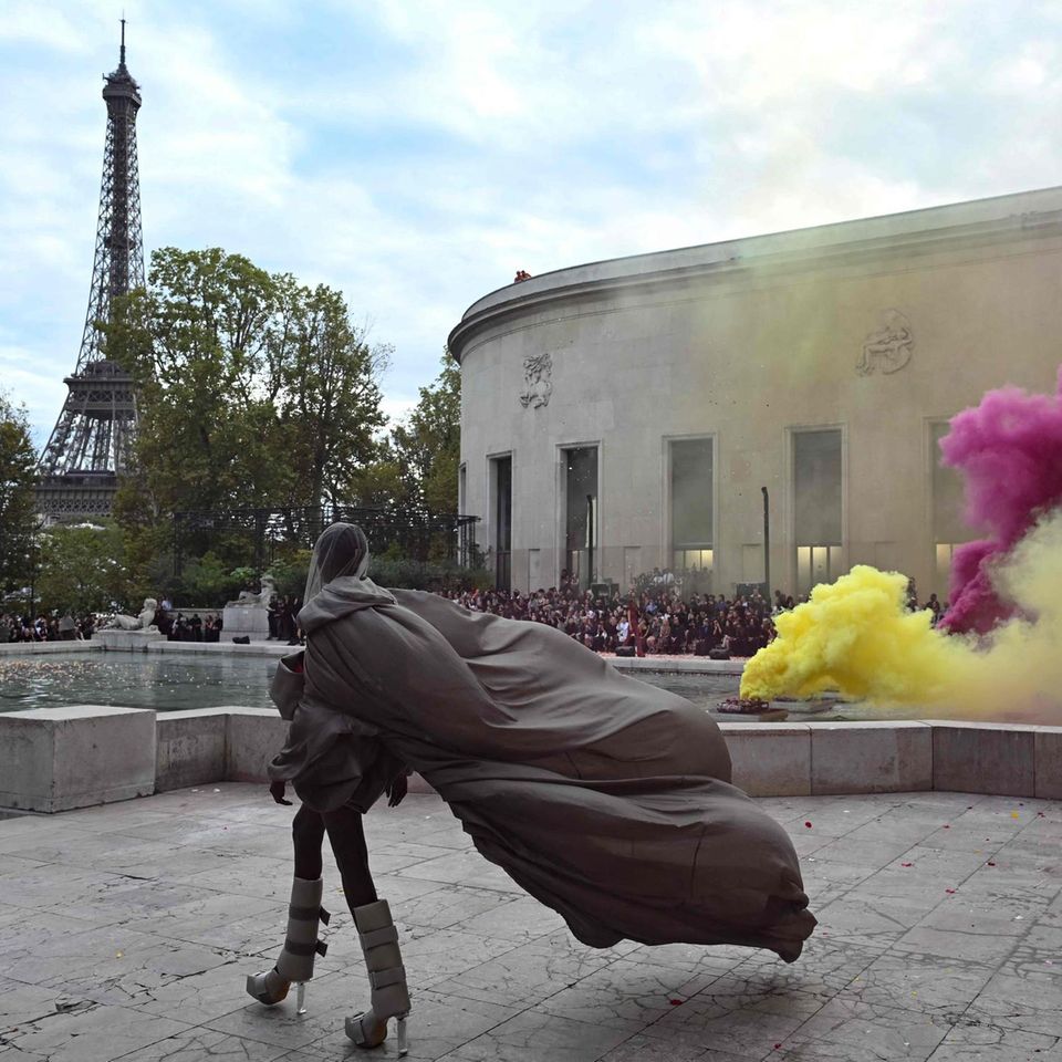 Auf der Paris Fashion Week präsentiert ein Model eine Kreation für Rick Owens