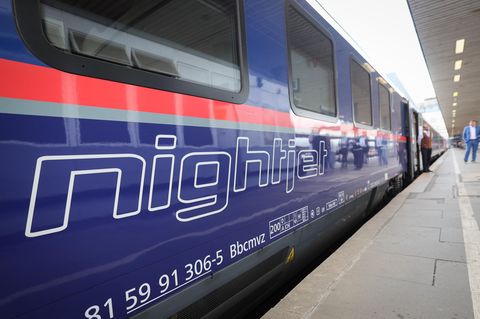 Ein Nachtzug steht an einem Bahnsteig in Hamburg
