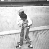 Das Halbfinale gegen Italien wird zum "Jahrhundertspiel". Mit 4:3 verlieren die Deutschen nach dramatischem Kampf in der Verlängerung und verpassen das Finale gegen Brasilien. Bundestrainer Helmut Schön muss seinen Spielmacher nach dem Schlusspfiff im Aztekenstadion trösten.