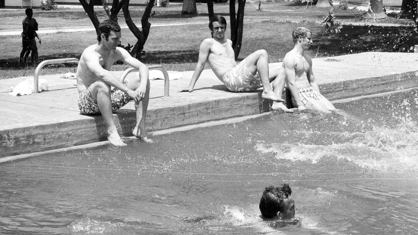 Wolfgang Overath: 1970 lümmeln Beckenbauer, Overath und Vogts am Beckenrand des Pools im mexikanischen WM-Quartier herum, während "Eisenfuß" Höttges (im Vordergrund) seine Bahnen zieht. Berichten zufolge fühlt sich die Mannschaft dort recht wohl und sucht sehr oft die Abkühlung, gern auch mit ein paar Bieren. 1970 lümmeln Beckenbauer, Overath und Vogts am Beckenrand des Pools im mexikanischen WM-Quartier herum, während "Eisenfuß" Höttges (im Vordergrund) seine Bahnen zieht. Berichten zufolge fühlt sich die Mannschaft dort recht wohl und sucht sehr oft die Abkühlung, gern auch mit ein paar Bieren.