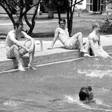 1970 lümmeln Beckenbauer, Overath und Vogts am Beckenrand des Pools im mexikanischen WM-Quartier herum, während "Eisenfuß" Höttges (im Vordergrund) seine Bahnen zieht. Berichten zufolge fühlt sich die Mannschaft dort recht wohl und sucht sehr oft die Abkühlung, gern auch mit ein paar Bieren.