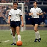Im selben Jahr wird Overath Nationalspieler. Drei Jahre später spielt er mit dem zwei Jahre jüngeren Franz Beckenbauer bei der WM in England und wird in dem legendären Finale von Wembley (hier im Bild) Vize-Weltmeister.