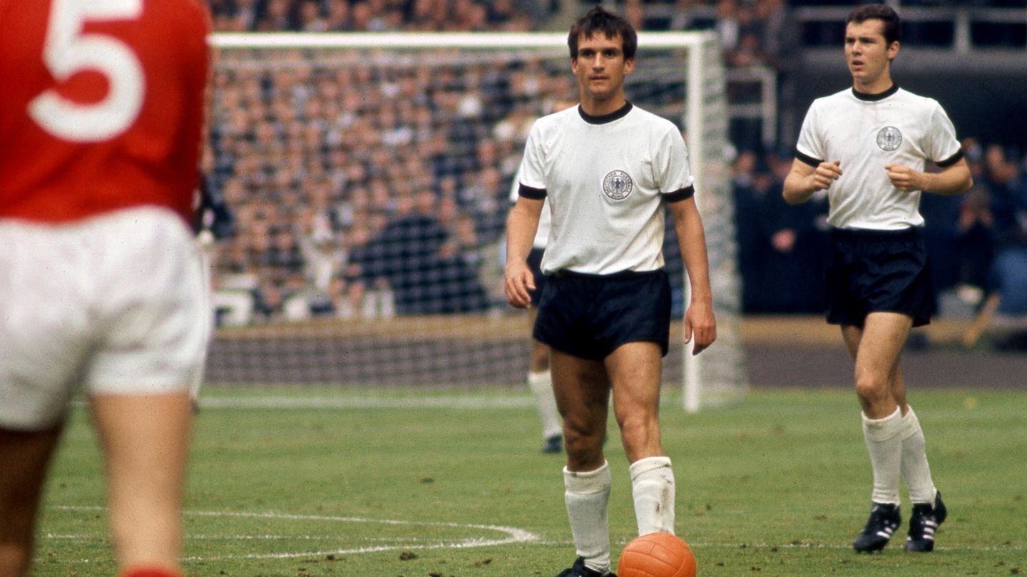 Im selben Jahr wird Overath Nationalspieler. Drei Jahre später spielt er mit dem zwei Jahre jüngeren Franz Beckenbauer bei der WM in England und wird in dem legendären Finale von Wembley (hier im Bild) Vize-Weltmeister.