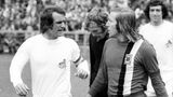 Overaths Karriere ist geprägt durch die legendäre Konkurrenz mit dem anderen großen deutschen Spielmacher der Zeit, Günter Netzer. So kommt es zu einem Kuriosum: Bei den WMs 1970 und 1974 ist Overath Spielmacher der Nationalelf, 1972 (aus dem Jahr stammt das Bild und zeigt die beiden in ihren jeweiligen Vereinstrikots) gibt der Bundestrainer Netzer den Vorzug. Weil sich Overath vor dem Turnier zudem verletzt, entstehen keine großen Diskussionen. Und es funktioniert. Netzer führt die Nationalmannschaft zum Titel. Bemerkenswert ist, dass sich die beiden Stars privat gut verstanden und bis heute gute Freunde sind.