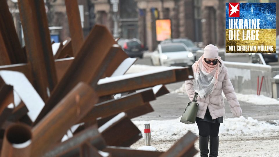 Eine Frau läuft im Winter durch Kiew in der Ukraine