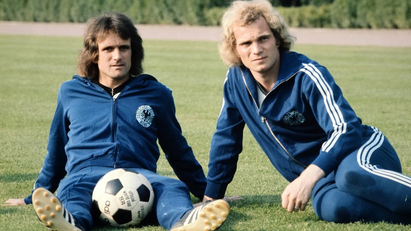 Zwei Jahre später wird Overath, hier auf einem Bild mit Uli Hoeneß im Vorfeld der WM, wieder zum Chef auf dem Platz ernannt. Netzer spielt seit einem Jahr bei Real Madrid und hat Fitnessprobleme.