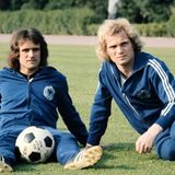 Zwei Jahre später wird Overath, hier auf einem Bild mit Uli Hoeneß im Vorfeld der WM, wieder zum Chef auf dem Platz ernannt. Netzer spielt seit einem Jahr bei Real Madrid und hat Fitnessprobleme.