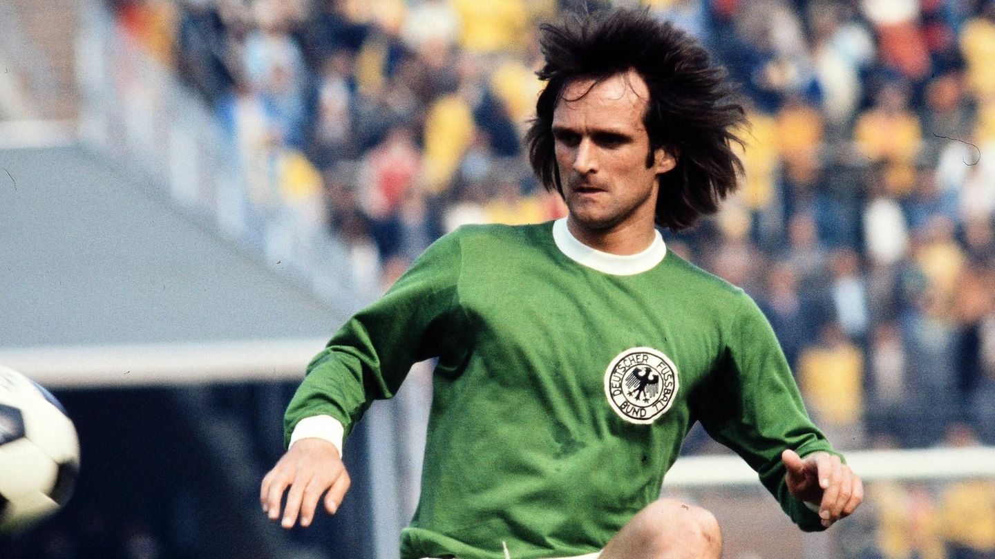Mit wehendem Haar dirigiert Overath die Mannschfat zum WM-Titel