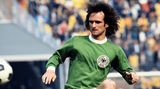 Mit wehendem Haar dirigiert Overath die Mannschfat zum WM-Titel