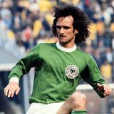 Mit wehendem Haar dirigiert Overath die Mannschfat zum WM-Titel