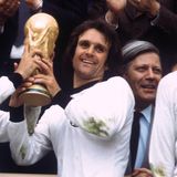 Sein größter Moment: Overath stemmt gemeinsam mit Gerd Müller den WM-Pokal im Münchner Olympiastadion in die Höhe. Rechts hinter ihm freut sich Bundeskanzler Helmut Schmidt mit der Sieger-Elf. Danach tritt Overath im Alter von 30 Jahren und nach 81 Länderspielen aus der Nationalelf zurück.