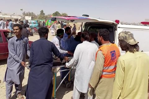 Video: Mehr als 50 Tote bei Anschlag nahe Moschee in Pakistan