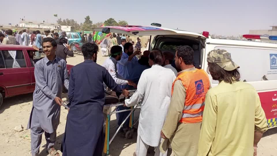Video: Mehr als 50 Tote bei Anschlag nahe Moschee in Pakistan