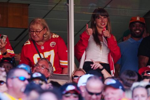 Taylor Swift  neben Donne Kelce, der Mutter von Travis Kelce
