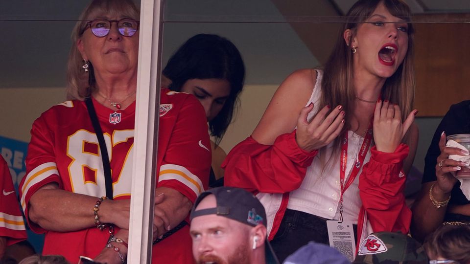 Taylor Swift neben Donne Kelce, der Mutter von Travis Kelce