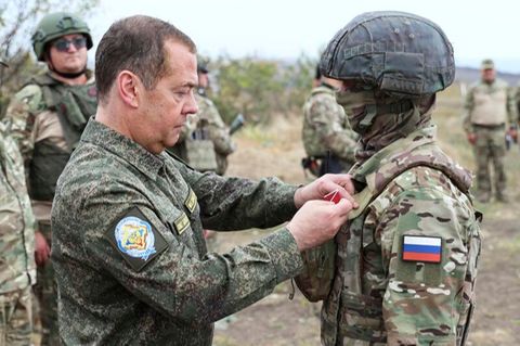 Dmitri Medwedew (l.), stellvertretender Vorsitzender des russischen Sicherheitsrates, zeichnet einen russischen Soldaten aus