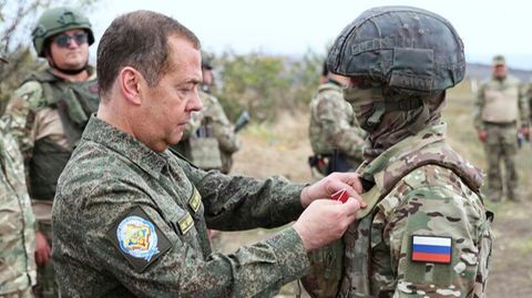 Dmitri Medwedew (l.), stellvertretender Vorsitzender des russischen Sicherheitsrates, zeichnet einen russischen Soldaten aus