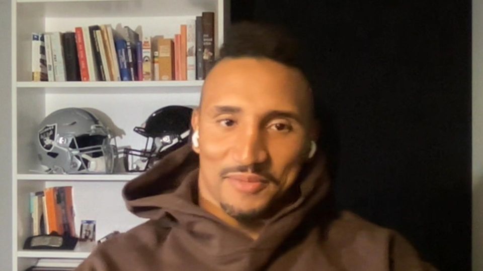 "Wie Musik die im Aufzug läuft": NFL-Spieler Jakob Johnson über Taylor Swifts Musik.