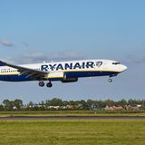 Die Fluggesellschaft Ryanair will eine Reihe von Flügen im Winterflugplan streichen. Grund dafür seien Verzögerungen bei der Auslieferung neuer Boeing-Maschinen, teilte das Unternehmen mit. "Die Flugstreichungen treten Ende Oktober in Kraft und werden allen betroffenen Fluggästen in den kommenden Tagen per E-Mail mitgeteilt", schrieb Ryanair-Chef Michael O'Leary. Gästen werde je nach Wunsch eine Umbuchung oder eine Rückerstattung angeboten. Ryanair rechnet damit, dass in diesem Herbst nur 14 statt wie erhofft 27 neue Flugzeuge ausgeliefert werden. Deswegen sollen an einigen Flughäfen weniger Maschinen stationiert werden, etwa in Charleroi, Dublin, Porto, Köln und einigen italienischen Städten.   Ryanair habe wegen Wartungsarbeiten an der Flotte in diesem Winter keine Ersatzflugzeuge, hieß es. Wie viele Flüge gestrichen werden, nannte das Unternehmen aus Irland zunächst nicht. "Wir entschuldigen uns aufrichtig bei unseren Fluggästen für alle Unannehmlichkeiten, die durch die Lieferverzögerungen in diesem Winter entstehen", teilte O'Leary weiter mit. Ryanair arbeite eng mit Boeing und seinem Zulieferer Spirit zusammen, um die Lieferverzögerungen zu minimieren. Ryanair plant für die Hauptreisezeit im Sommer mit insgesamt 57 neuen Boeing-Maschinen.