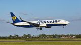 Die Fluggesellschaft Ryanair will eine Reihe von Flügen im Winterflugplan streichen. Grund dafür seien Verzögerungen bei der Auslieferung neuer Boeing-Maschinen, teilte das Unternehmen mit. "Die Flugstreichungen treten Ende Oktober in Kraft und werden allen betroffenen Fluggästen in den kommenden Tagen per E-Mail mitgeteilt", schrieb Ryanair-Chef Michael O'Leary. Gästen werde je nach Wunsch eine Umbuchung oder eine Rückerstattung angeboten. Ryanair rechnet damit, dass in diesem Herbst nur 14 statt wie erhofft 27 neue Flugzeuge ausgeliefert werden. Deswegen sollen an einigen Flughäfen weniger Maschinen stationiert werden, etwa in Charleroi, Dublin, Porto, Köln und einigen italienischen Städten.   Ryanair habe wegen Wartungsarbeiten an der Flotte in diesem Winter keine Ersatzflugzeuge, hieß es. Wie viele Flüge gestrichen werden, nannte das Unternehmen aus Irland zunächst nicht. "Wir entschuldigen uns aufrichtig bei unseren Fluggästen für alle Unannehmlichkeiten, die durch die Lieferverzögerungen in diesem Winter entstehen", teilte O'Leary weiter mit. Ryanair arbeite eng mit Boeing und seinem Zulieferer Spirit zusammen, um die Lieferverzögerungen zu minimieren. Ryanair plant für die Hauptreisezeit im Sommer mit insgesamt 57 neuen Boeing-Maschinen.