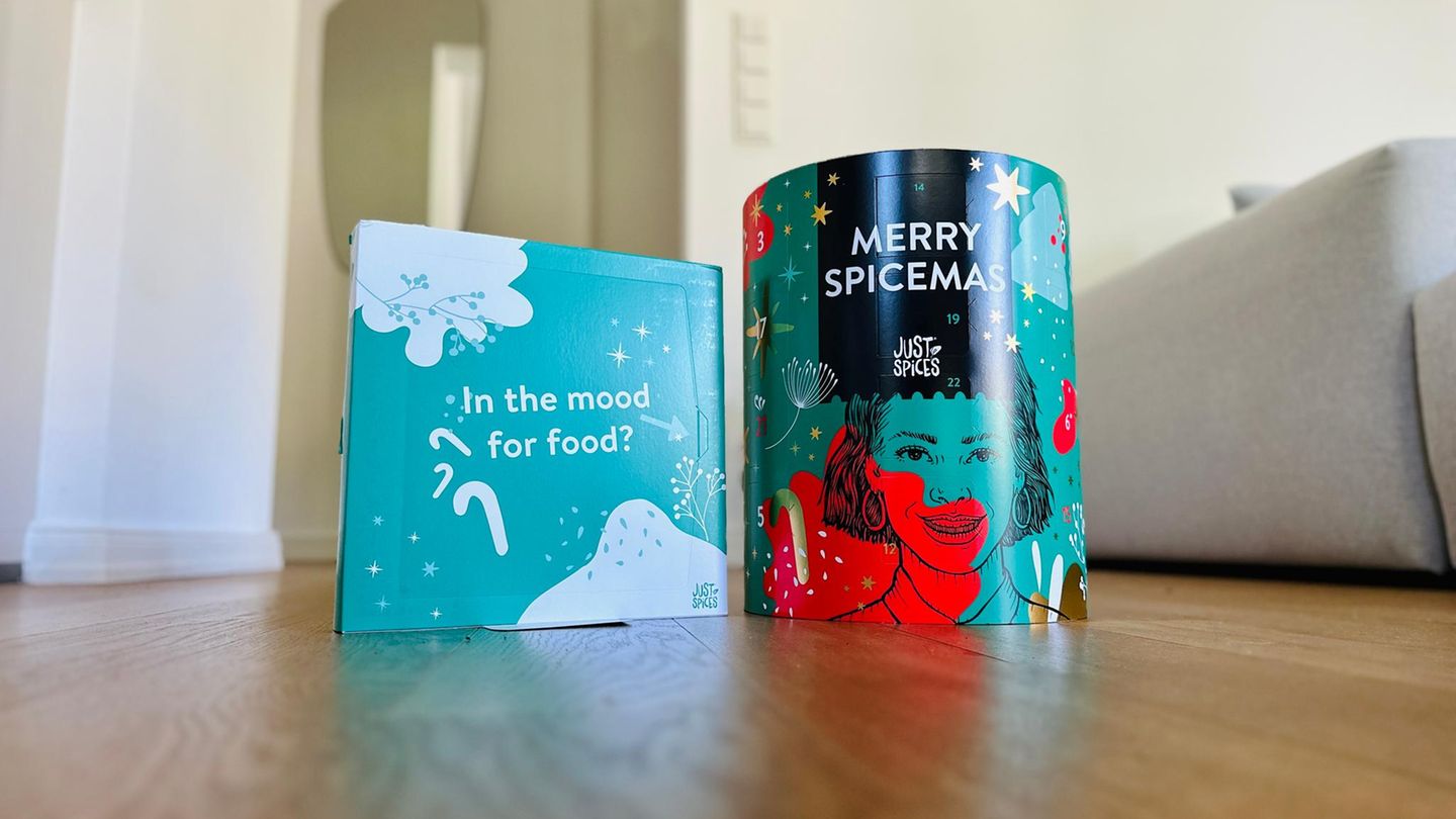 Der Just Spices Adventskalender steht auf dem Boden.