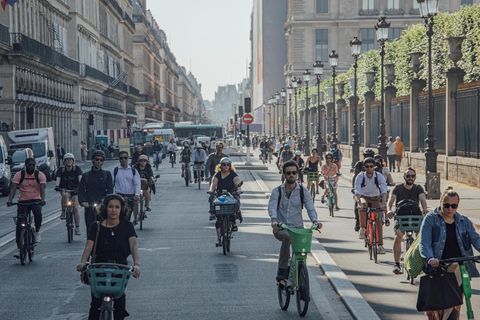 Straße voller Fahrradfahrer