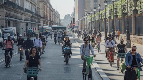 Straße voller Fahrradfahrer