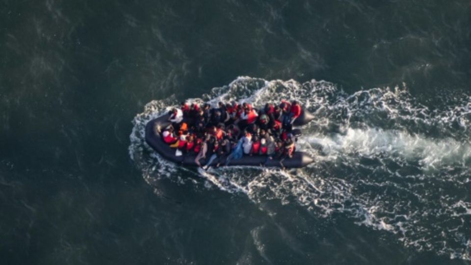 Überfülltes Flüchtlingsboot auf dem Mittelmeer