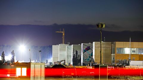 Vor den Toren von Tesla in Grünheide, zwei unserer Investigativ Reporterinnen haben hinter die Kulissen geschaut und verdeckt bei Tesla ermittelt