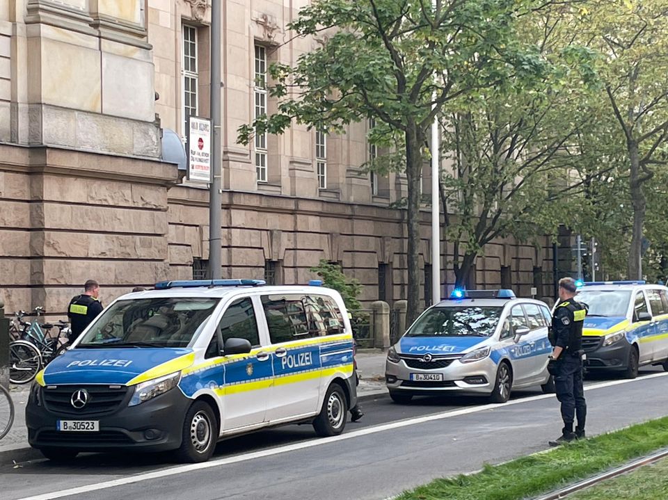 Polizeiautos vor Gericht Polizeiautos vor Gericht