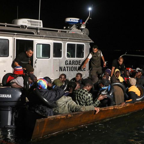Ein Schiff der tunesischen Küstenwache hat ein Boot mit Migranten aufgebracht