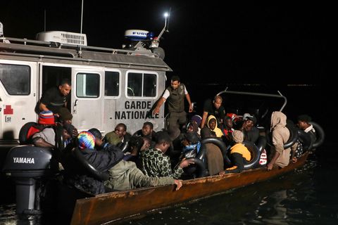 Ein Schiff der tunesischen Küstenwache hat ein Boot mit Migranten aufgebracht