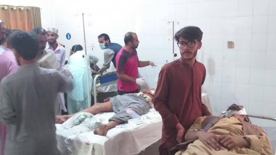 Video: Explosionen erschüttern zwei Moscheen in Pakistan, Dutzende Tote