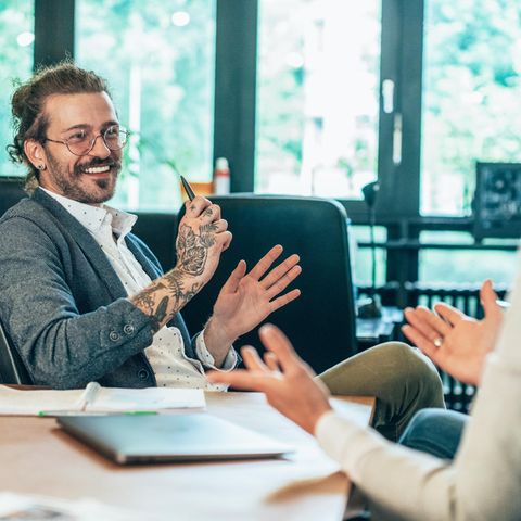 Darf man Tätowierungen oder Piercings offen beim Vorstellungsgespräch zeigen? Das kommt auf den Arbeitgeber an 