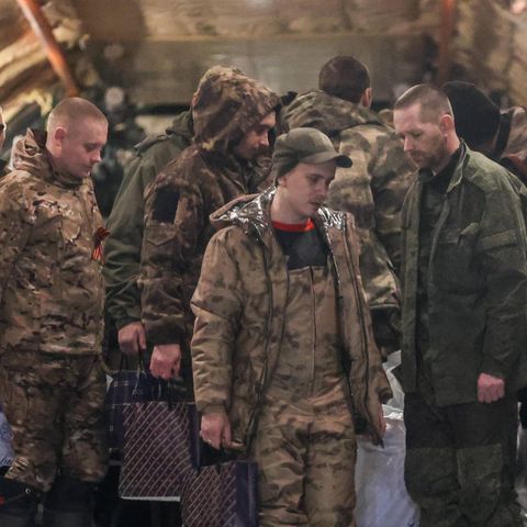 Russische Soldaten nach einem Gefangenenaustausch im April