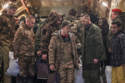 Russische Soldaten nach einem Gefangenenaustausch im April