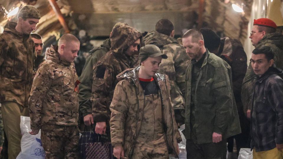 Russische Soldaten nach einem Gefangenenaustausch im April