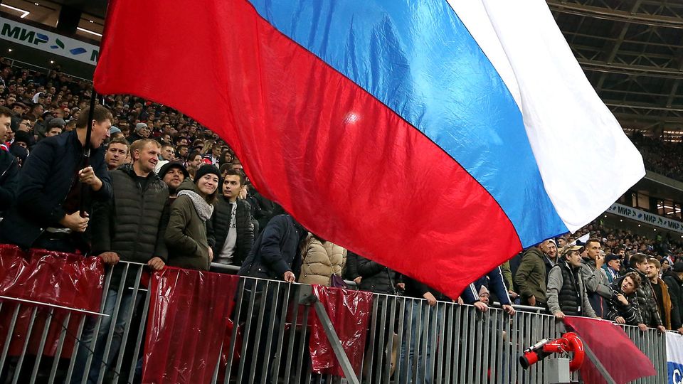 Die Zeiten sind vorbei: Fans schwenken während eines EM-Qualifikationsspiel in Moskau gegen Schottland eine russische Fahne