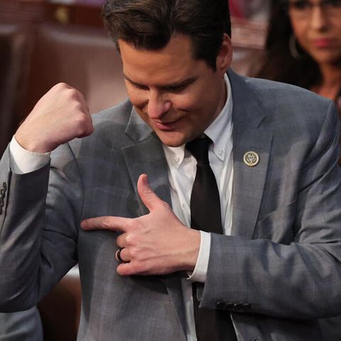 Matt Gaetz zeigt auf seinen Bizeps