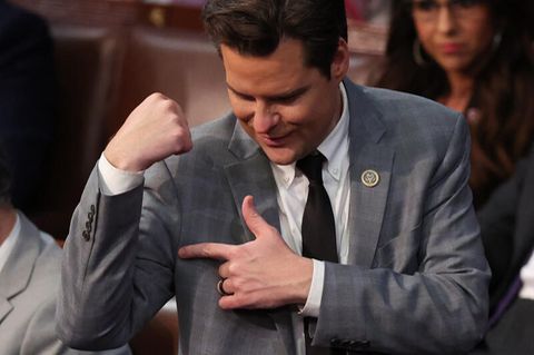 Matt Gaetz zeigt auf seinen Bizeps
