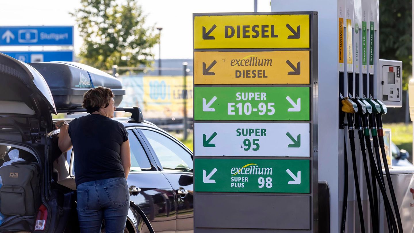 Eine Frau tankt ein Auto an einer Tankstelle
