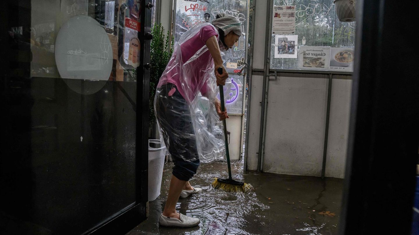 Hartnäckiger Regen: Hochwasser in New York: viele Gummistiefel, wenige U-Bahnen und kein Ende in Sicht