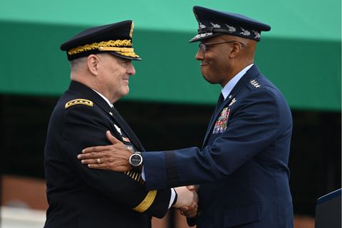 Nach vier Jahren im Amt wird Mark Milley (links) von Charles Q. Brown als US-Generalstabschef abgelöst