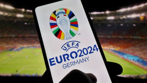 Das Logo der Fußball-EM 2024 auf einem Handy