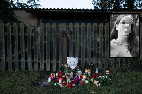 Am Fundort der Leiche von Marie Sophie aus Bad Emstal haben Trauernde Kerzen entzündet und Blumen niedergelegt