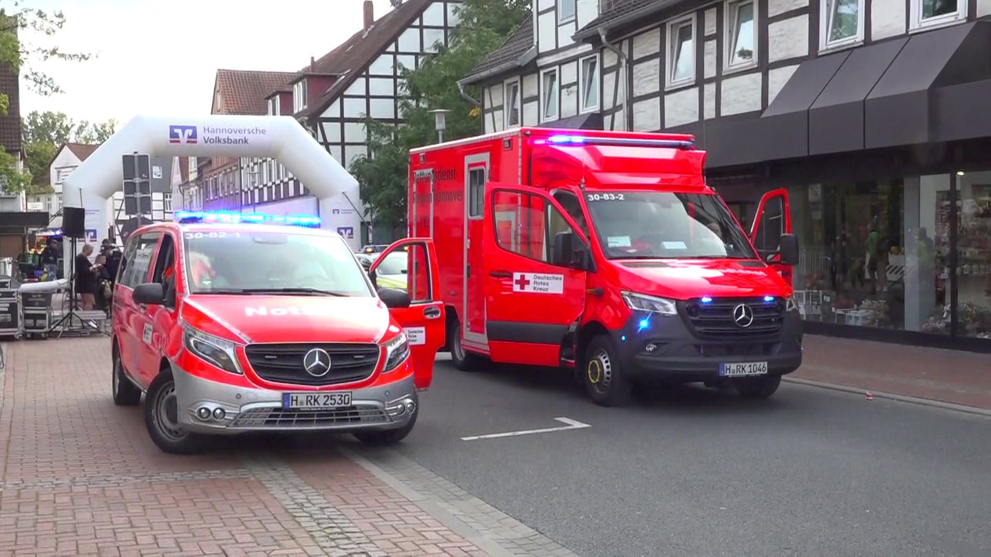 Ein Krankenwagen und ein Notarztwagen sind am Rande eines Volkslaufes im  Einsatz