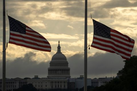 Mit dem US-Kapitol im Hintergrund wehen die US-Flaggen rund um das Washington Monument