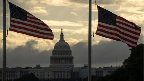 Mit dem US-Kapitol im Hintergrund wehen die US-Flaggen rund um das Washington Monument