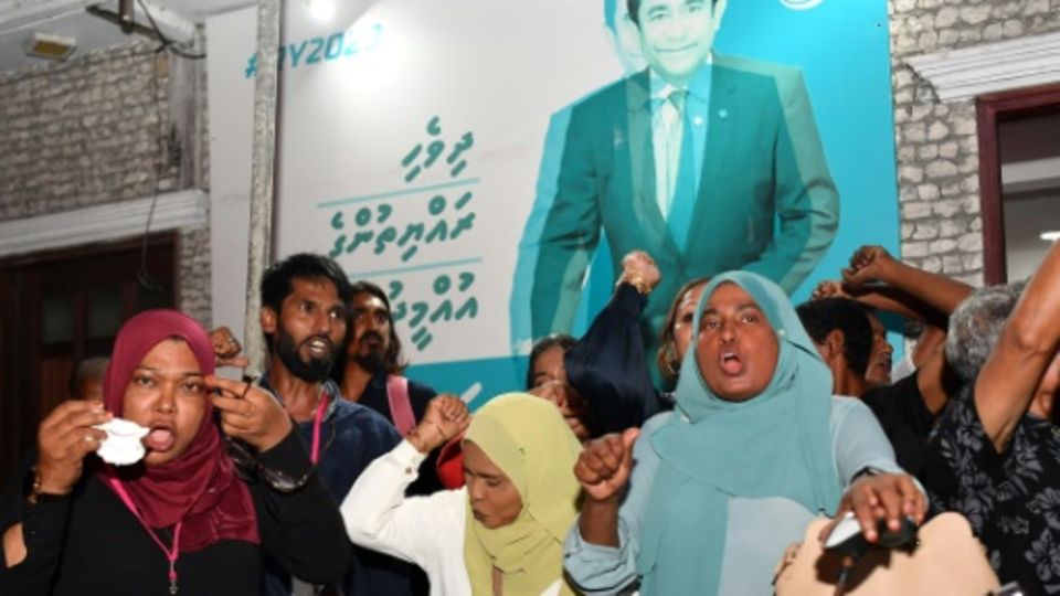 Anhänger feiern Wahlsieg von Muizzu in Malé